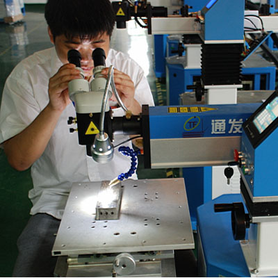 針對(duì)稍大模具，可轉(zhuǎn)向觀察操作