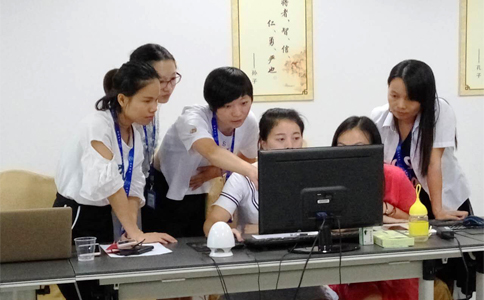  美女們互相交流學(xué)習(xí)，氣氛有點嚴肅啊